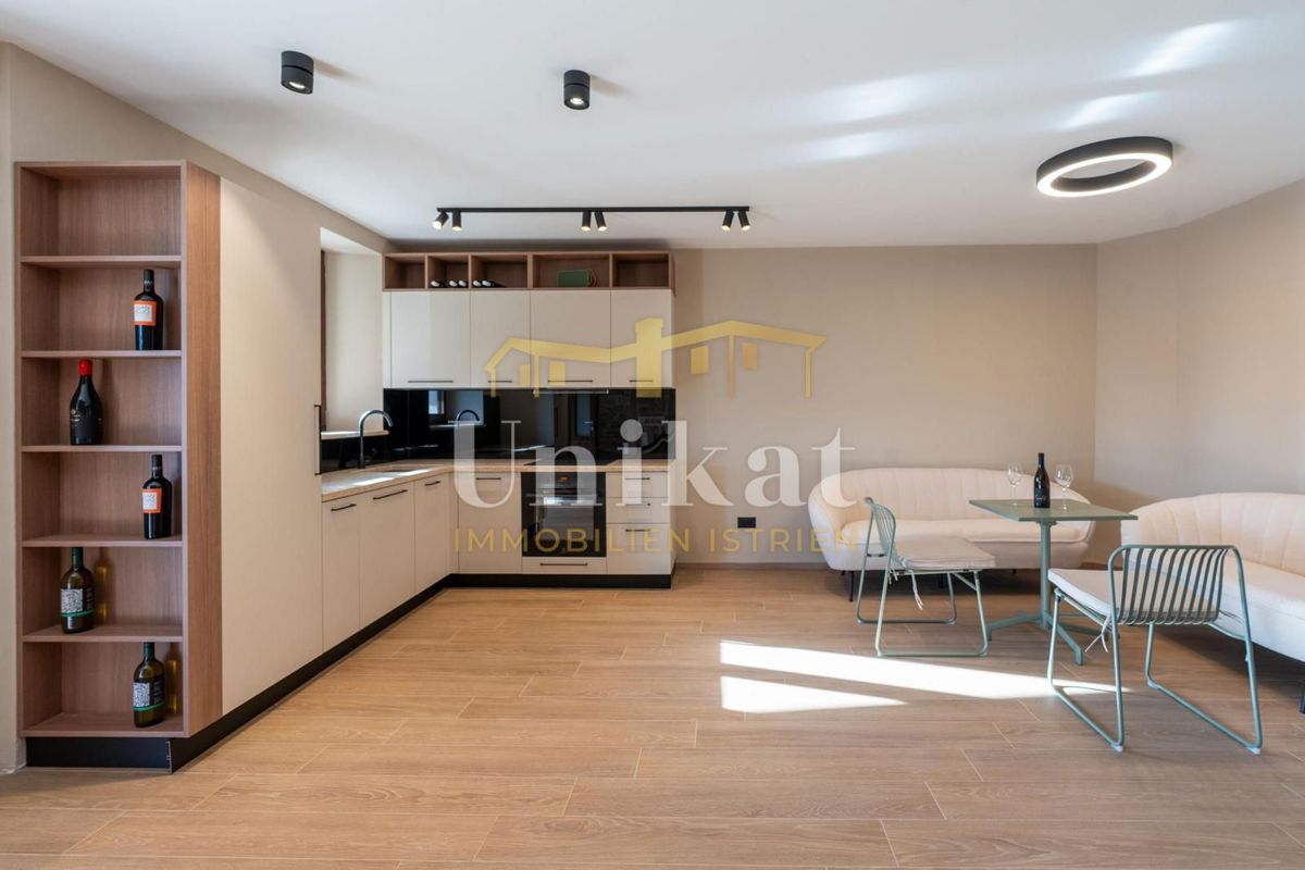 Renovirana kamnita hiša s bazenom